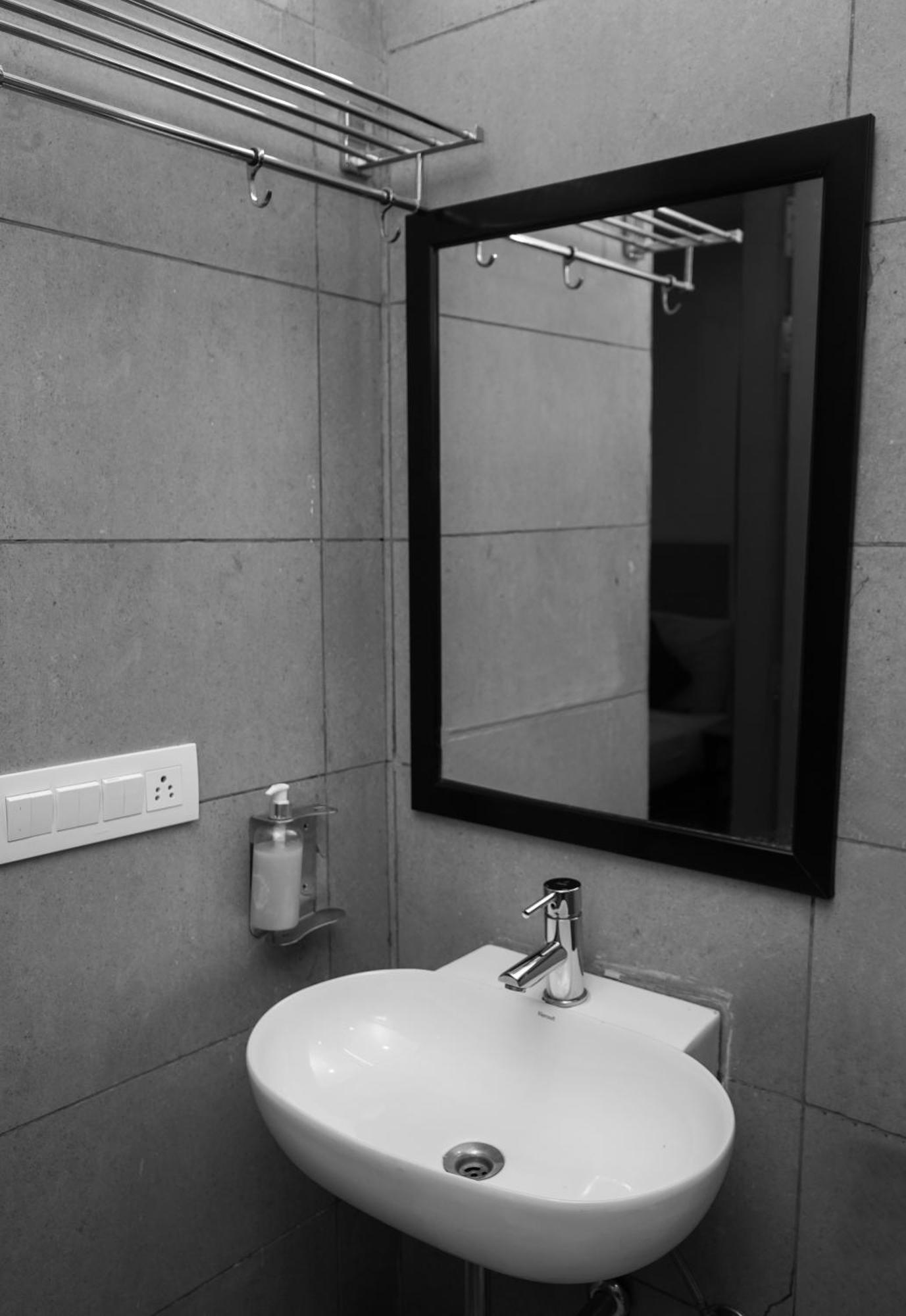 Suites Admiral Delhi Airport نيودلهي المظهر الخارجي الصورة